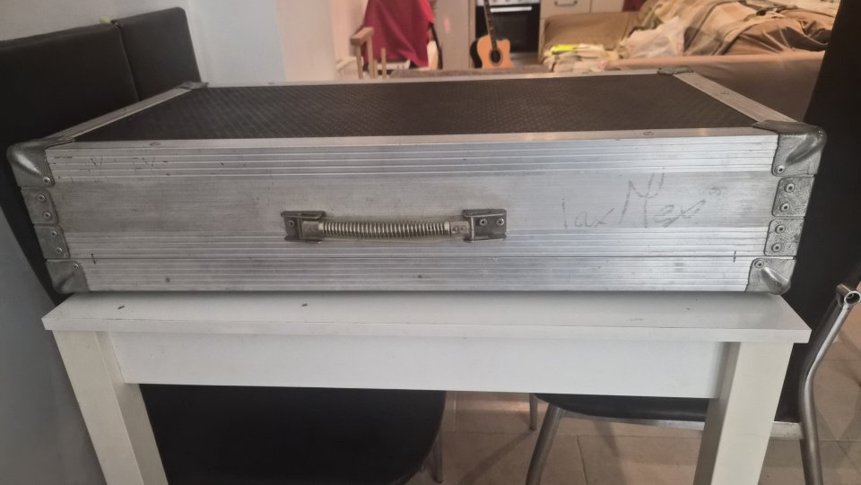 Flight Case con Pedalera y Alimentador de 5 Pedales de segunda mano · Foto 1 de 10 · Castellón · 90 €