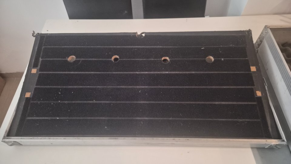 Flight Case con Pedalera y Alimentador de 5 Pedales de segunda mano · Foto 2 de 10 · Castellón · 90 €