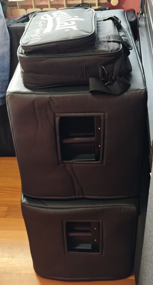 Dos Pantallas bajo Markbass NY Ninja 122 + fundas acolchadas NUEVAS de segunda mano · Foto 9 de 10 · Lugo · 650 €