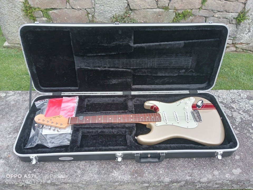 John Mayer Signature 2005 Shoreline Gold Big Dipper Fender Stratocaster de segunda mano · Foto 3 de 10 · A Coruña · 2750 €