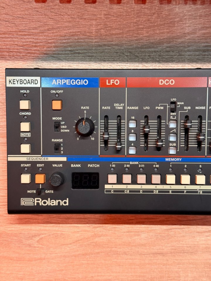 Roland JU-06A