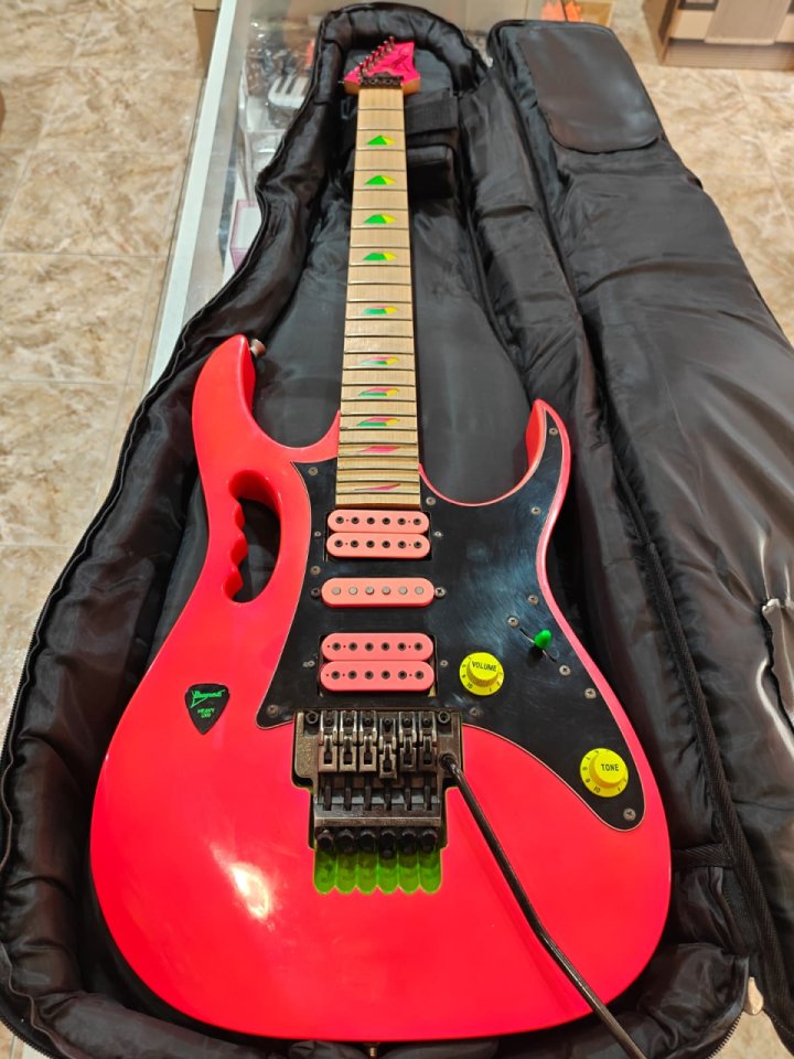Ibanez Steve Vai 777 del 1989 japonesa de segunda mano · Foto 1 de 10 · Málaga · 5250 €