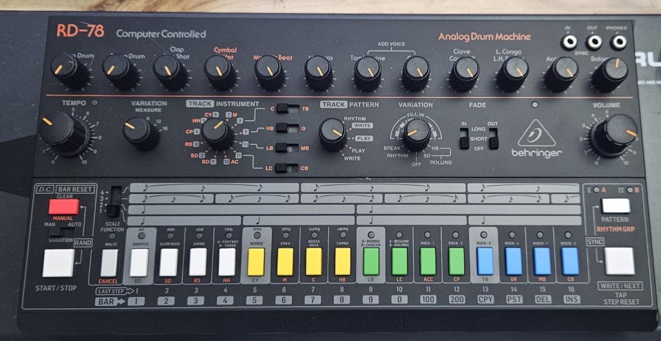 Caja de ritmos Behringer RD-78 clon CR78