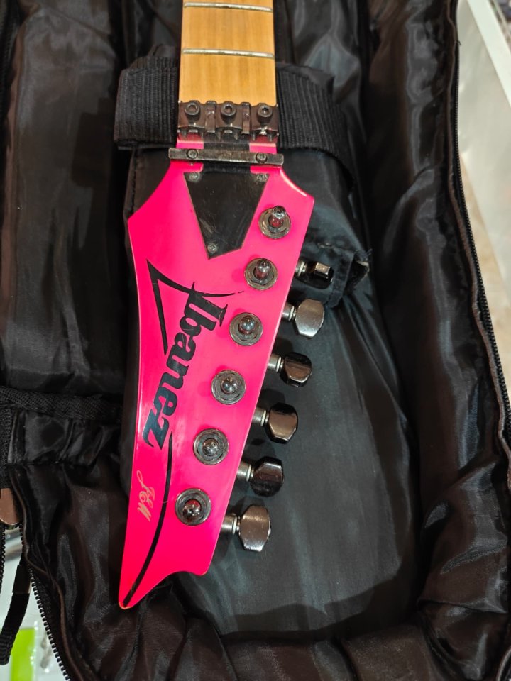 Ibanez Steve Vai 777 del 1989 japonesa de segunda mano · Foto 3 de 10 · Málaga · 5250 €