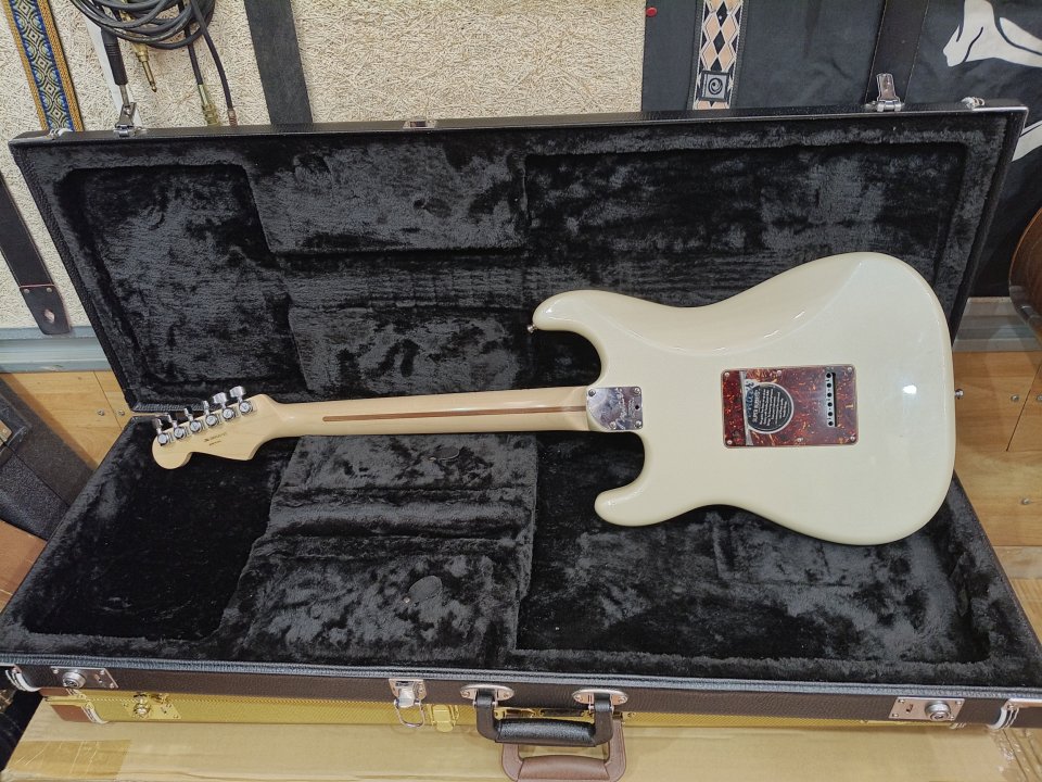 Fender American Deluxe Strat Olympic White Pearl 2009. usa de segunda mano · Foto 3 de 10 · Barcelona · 1500 €