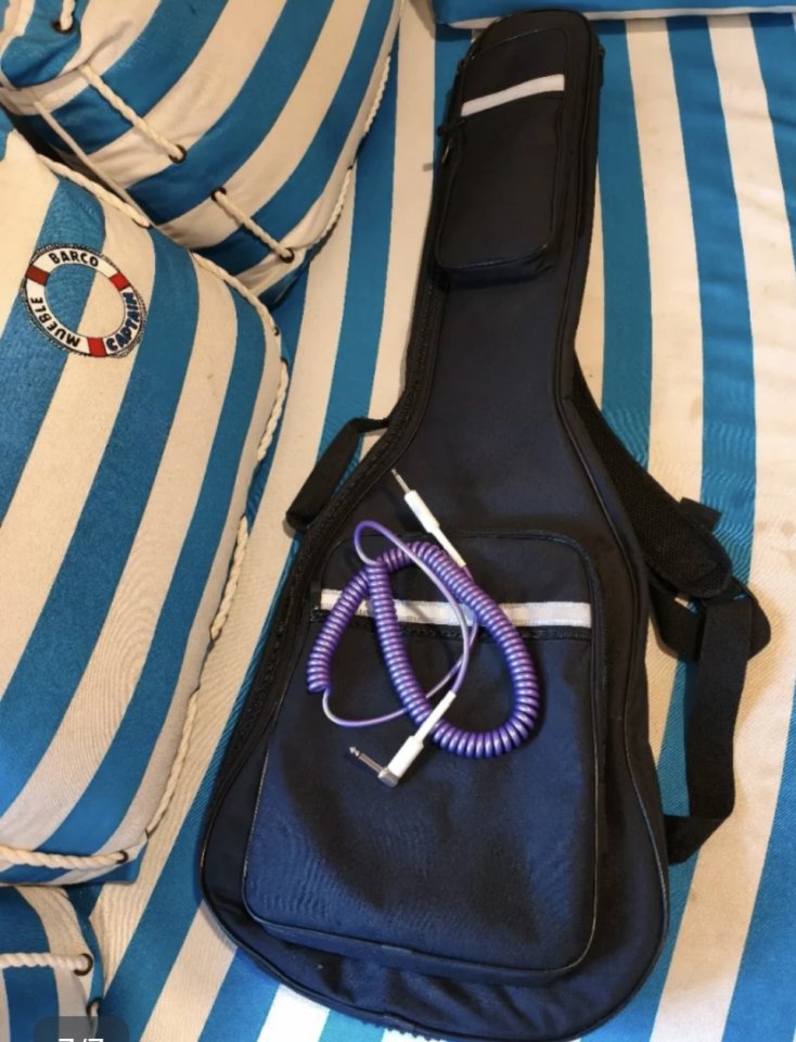 Pack Guitarra + Ampli Marshall MG10 + funda y jack de segunda mano · Foto 2 de 6 · Tarragona · 70 €