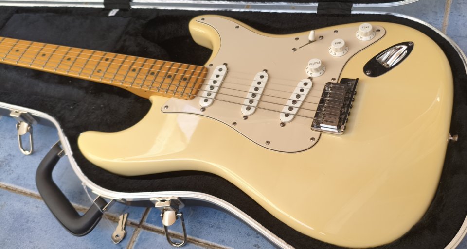 Fender Stratocaster American Special Olympic White (Buttercream) NOS / 2002 de segunda mano · Foto 1 de 10 · Sevilla · 1500 €
