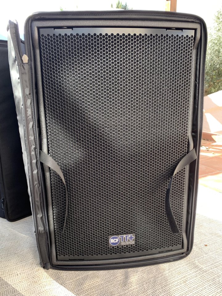 Pareja RCF TT 25-A MKII + Fundas Originales RCF (Estado MINT / Impecables) de segunda mano · Foto 2 de 7 · Málaga · 4250 €
