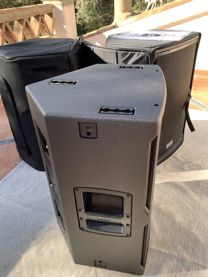 Pareja RCF TT 25-A MKII + Fundas Originales RCF (Estado MINT / Impecables) de segunda mano · Foto 4 de 7 · Málaga · 4250 €