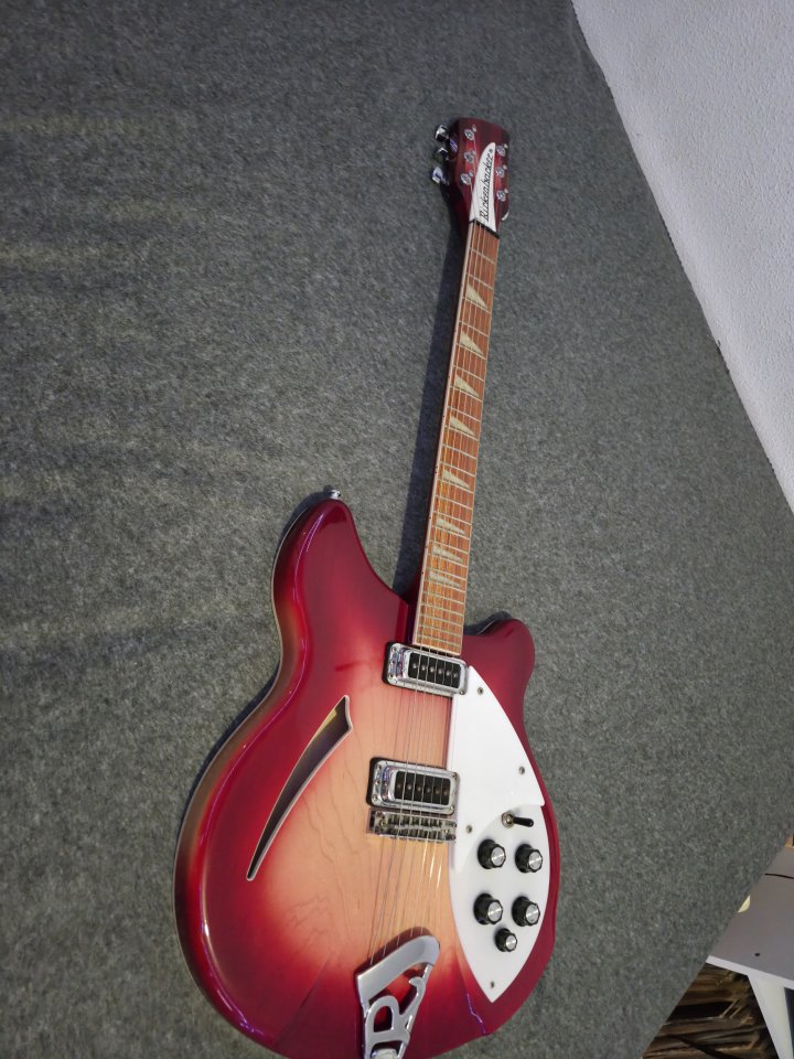 Guitarra Rickenbacker 360 FG, Año 2006 con estuche original de segunda mano · Foto 4 de 10 · Murcia · 1900 €