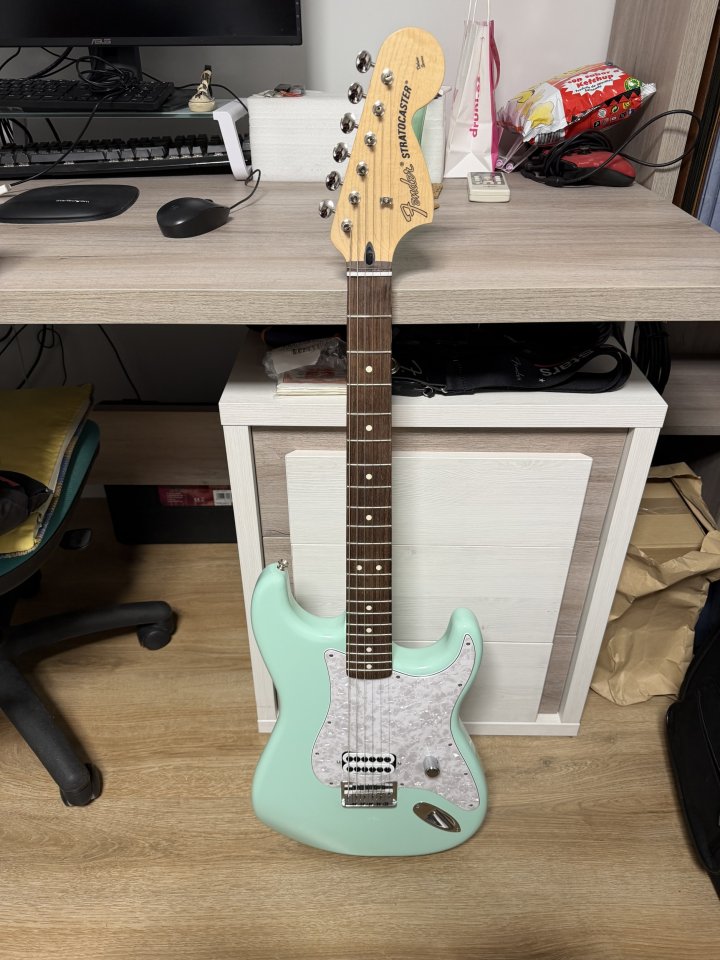 Fender Tom Delonge de segunda mano · Foto 1 de 4 · Madrid · 1050 €