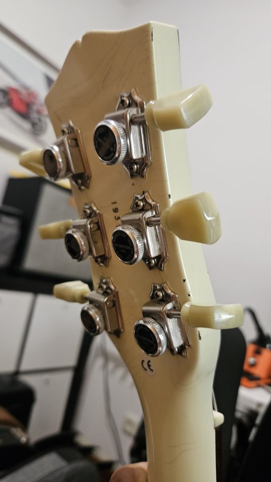 Vendo mis guitarras de segunda mano · Foto 7 de 7 · Madrid · 1 €