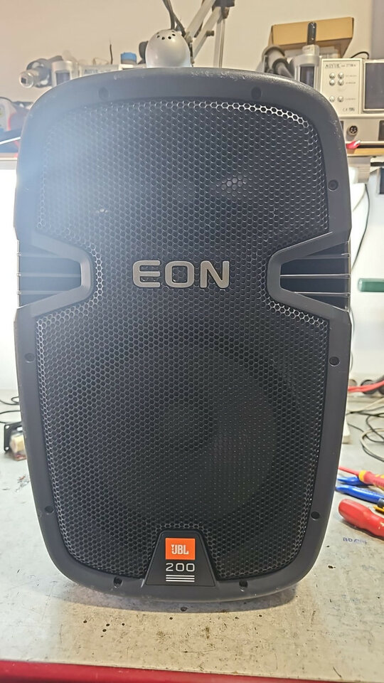 Altavoces JBL eon