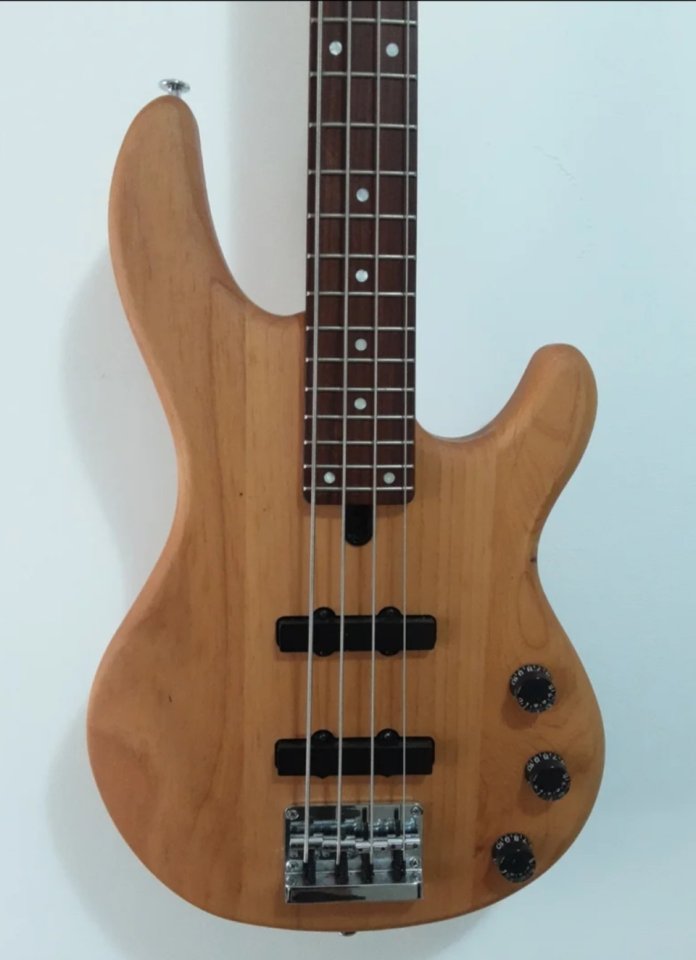 Bajo eléctrico Yamaha BB 411