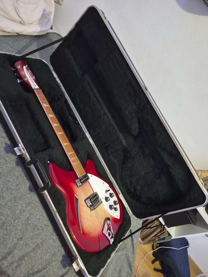 Guitarra Rickenbacker 360 FG, Año 2006 con estuche original de segunda mano · Foto 6 de 10 · Murcia · 1900 €
