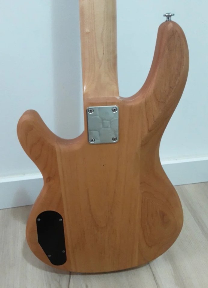 Bajo eléctrico Yamaha BB 411