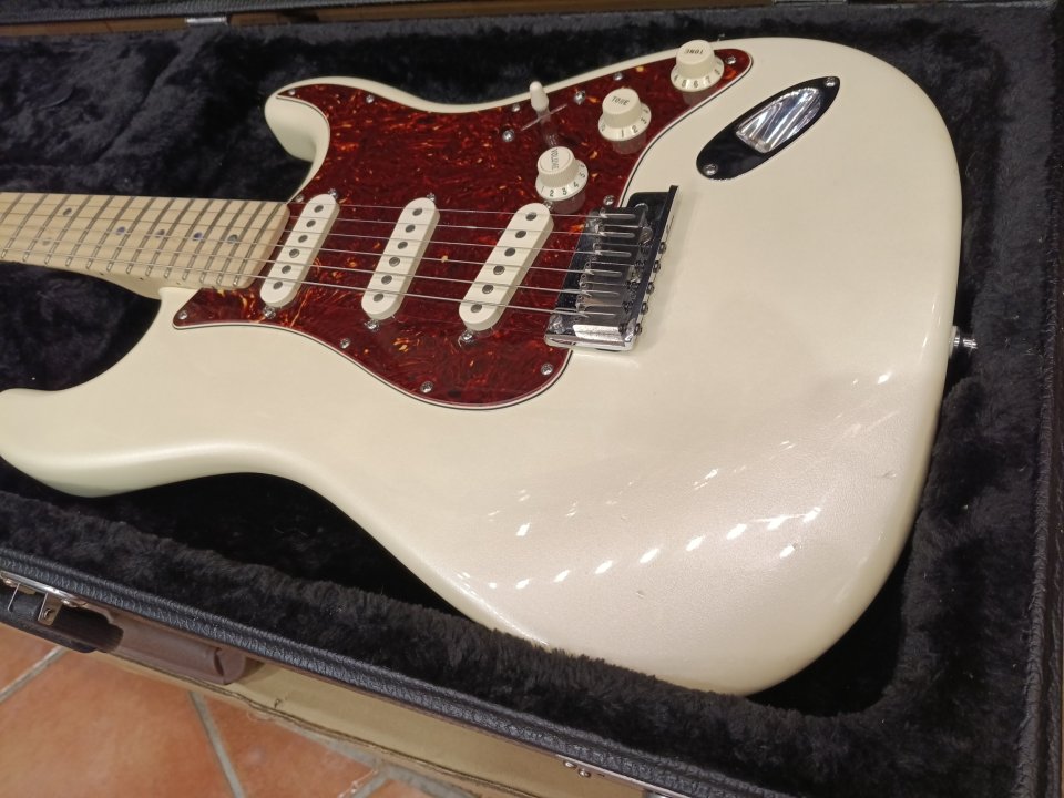 Fender American Deluxe Strat Olympic White Pearl 2009. usa de segunda mano · Foto 4 de 10 · Barcelona · 1500 €