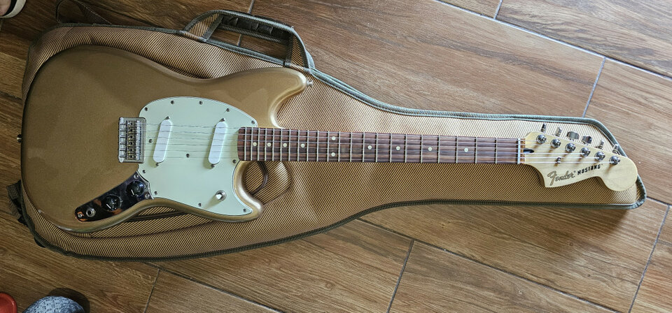 Fender Mustang firemist gold "400 eur"  Ahora "Envío a cta comprador".