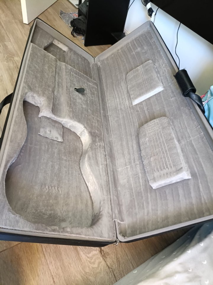 Funda estuche flight case Ibanez Premium RG Como salida de tienda de segunda mano · Foto 2 de 2 · Madrid · 85 €