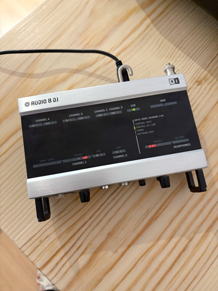 Audio 8 DJ + Traktor Scratch