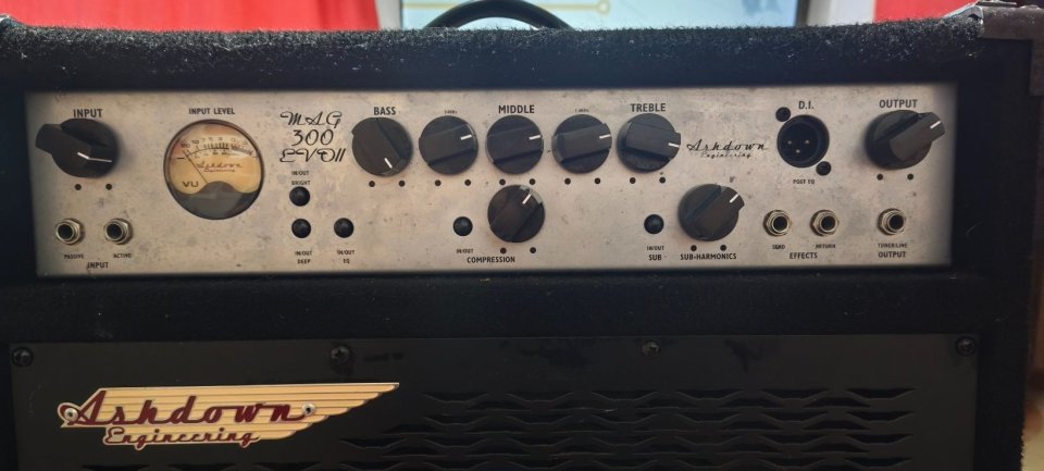 Amplificador de bajo Ashdown MAG 300 Evo II. de segunda mano · Foto 1 de 4 · Alicante · 295 €
