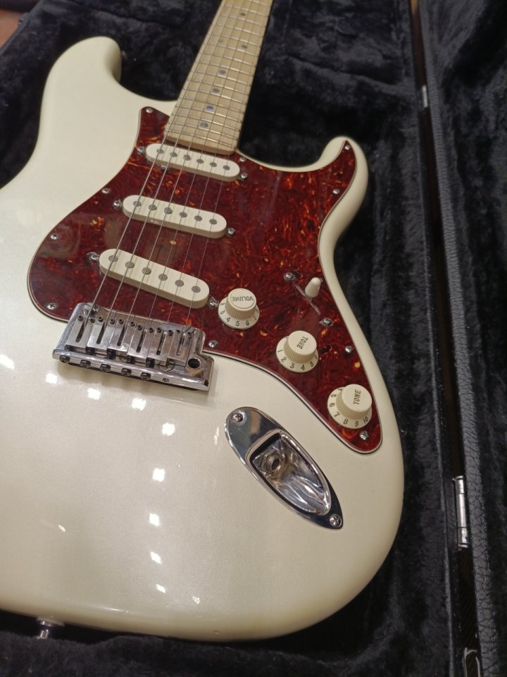 Fender American Deluxe Strat Olympic White Pearl 2009. usa de segunda mano · Foto 5 de 10 · Barcelona · 1500 €