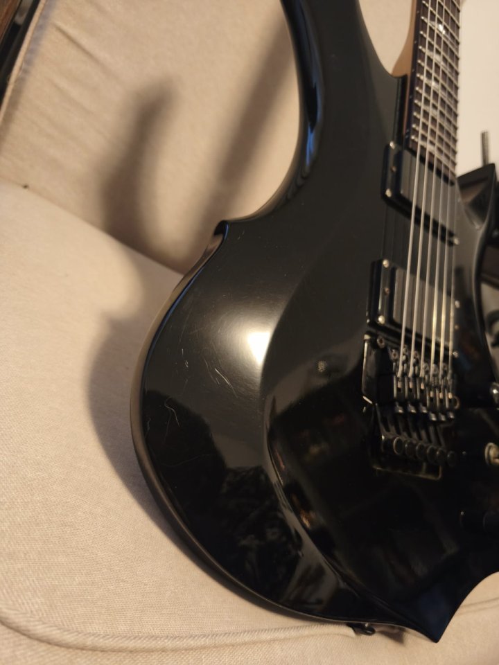 ESP LTD F-200 (2006) – Estilo extremo, perfecta para metal / hard rock