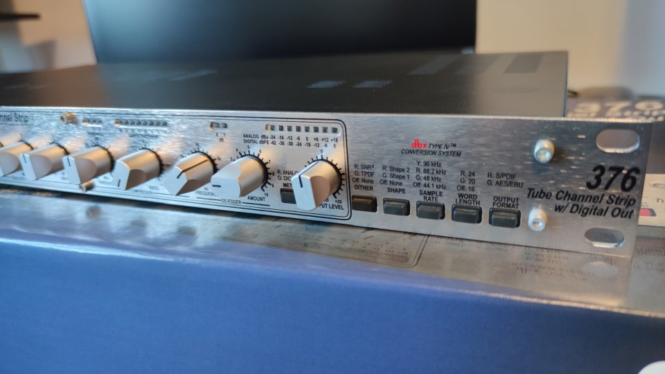 DBX 376 Tube Channel Strip con salida digital