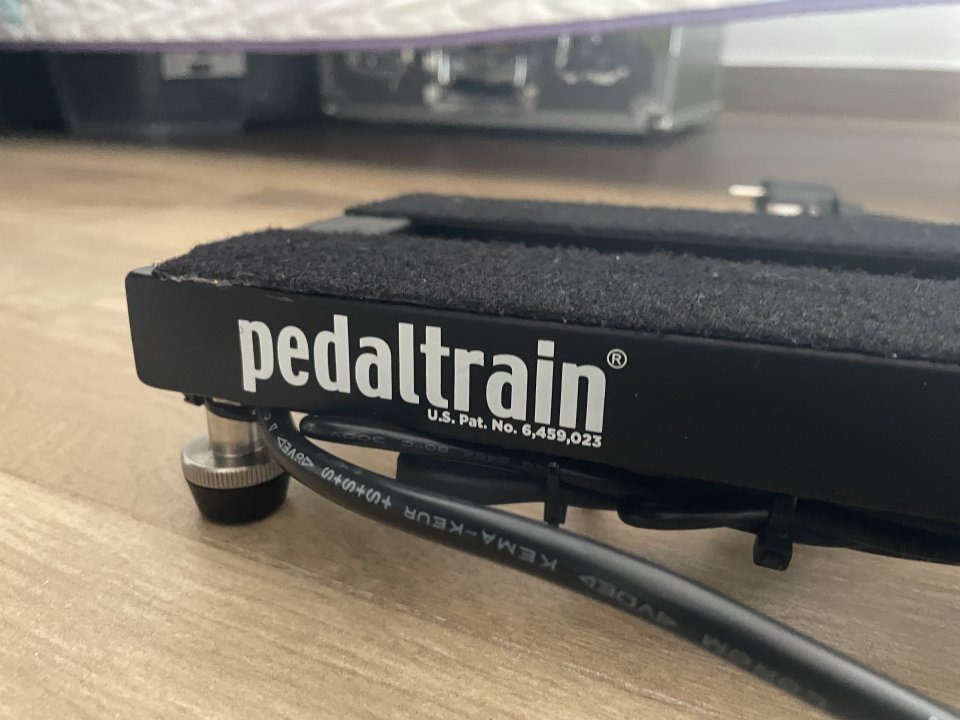 Pedaltrain Nano Max + Fuente Fender LVL8