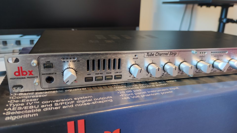 DBX 376 Tube Channel Strip con salida digital