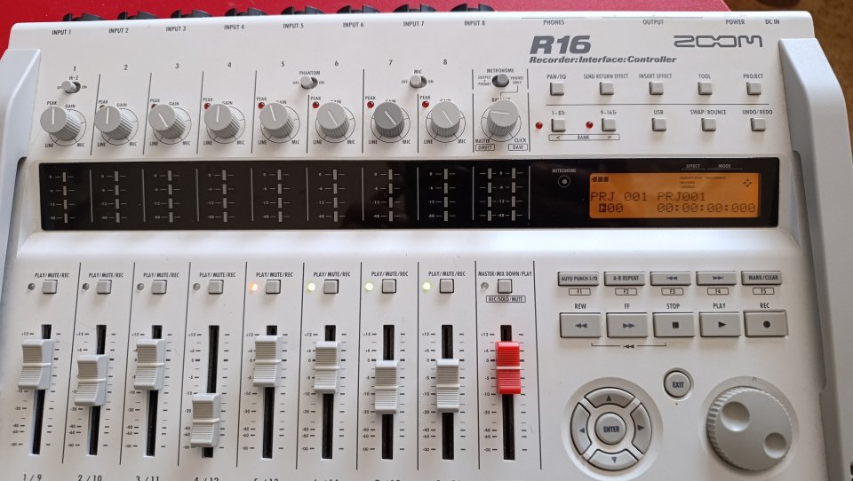 Multipistas 16 pistas Zoom R16 de segunda mano · Foto 1 de 5 · Ourense · 165 €