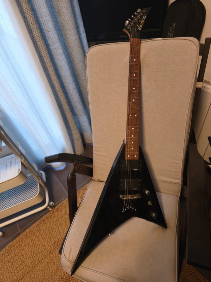 Jackson RR (Randy Rhoads) – Puente fijo string-through – Ideal proyecto / Metal