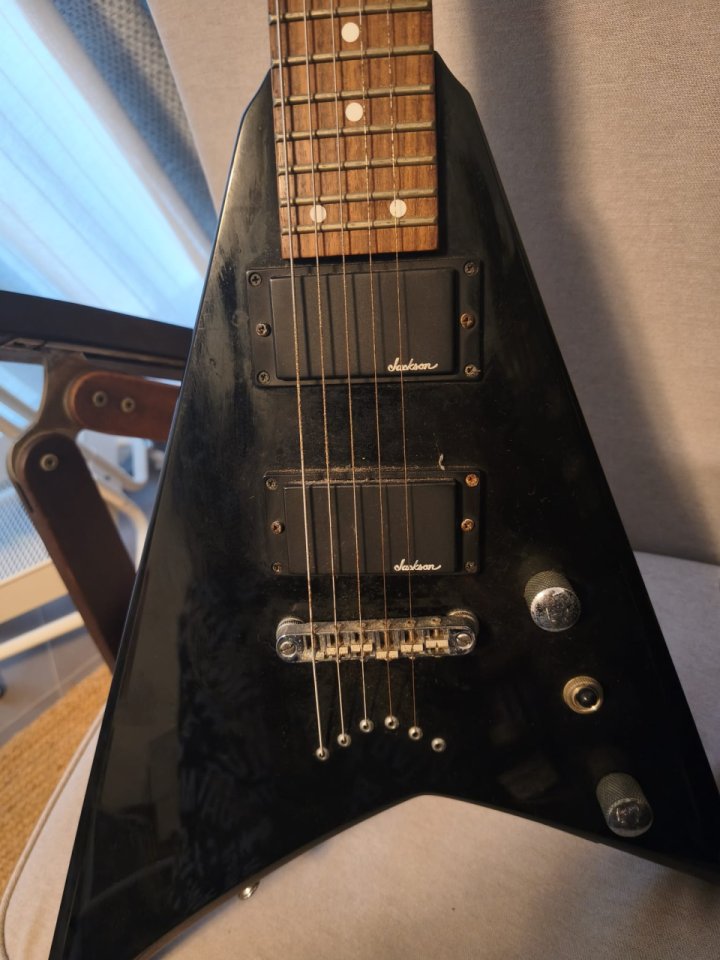 Jackson RR (Randy Rhoads) – Puente fijo string-through – Ideal proyecto / Metal