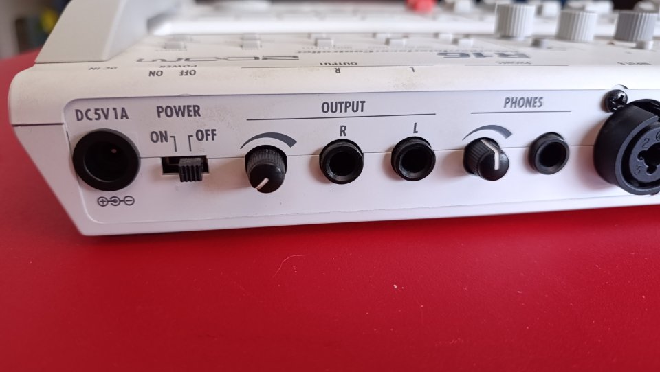 Multipistas 16 pistas Zoom R16 de segunda mano · Foto 4 de 5 · Ourense · 165 €