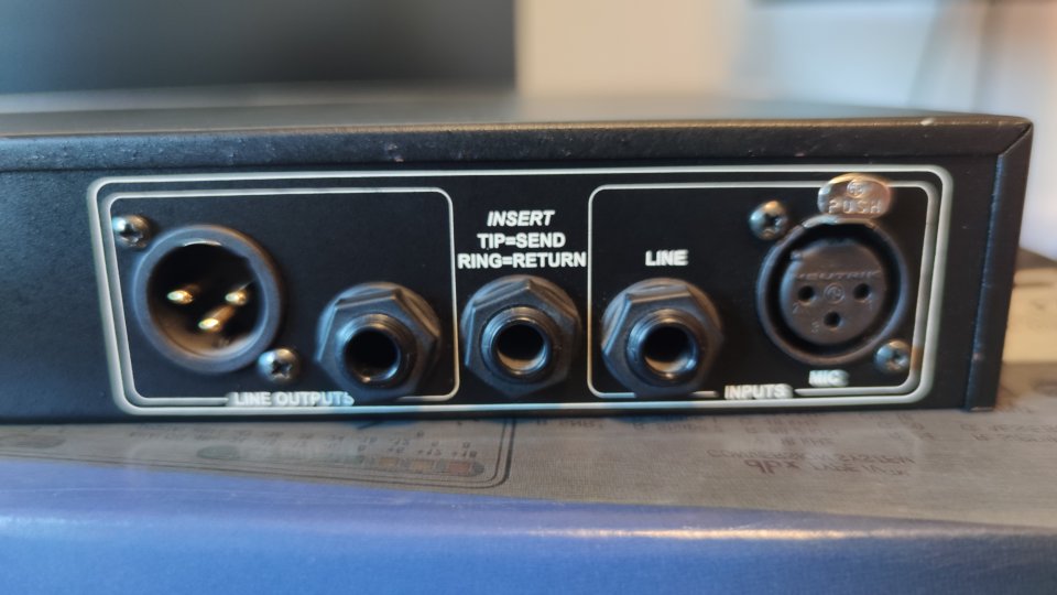 DBX 376 Tube Channel Strip con salida digital