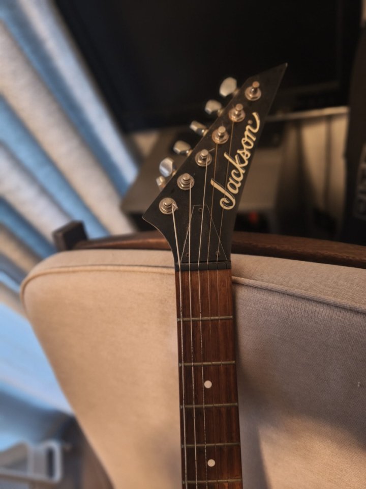 Jackson RR (Randy Rhoads) – Puente fijo string-through – Ideal proyecto / Metal