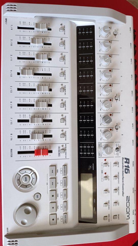 Multipistas 16 pistas Zoom R16 de segunda mano · Foto 5 de 5 · Ourense · 165 €