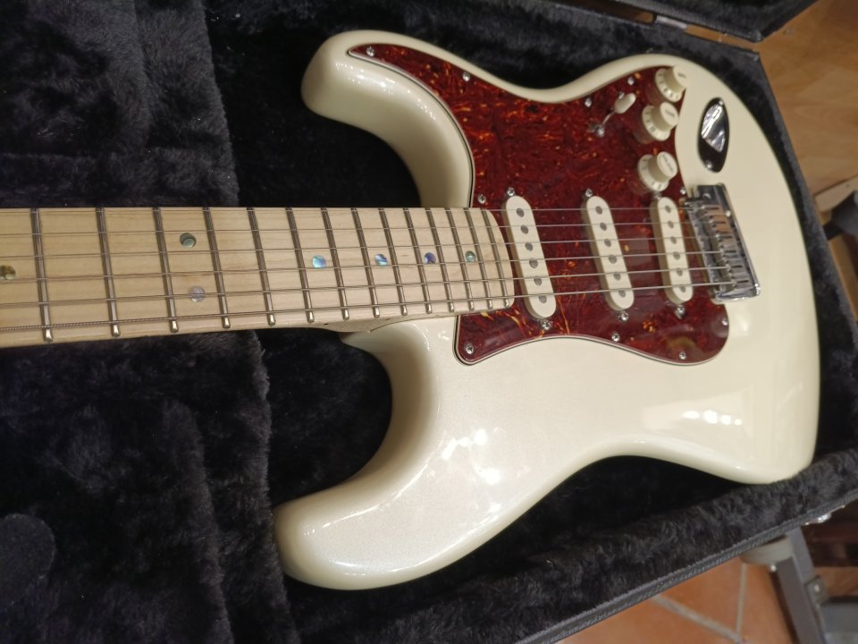 Fender American Deluxe Strat Olympic White Pearl 2009. usa de segunda mano · Foto 6 de 10 · Barcelona · 1500 €