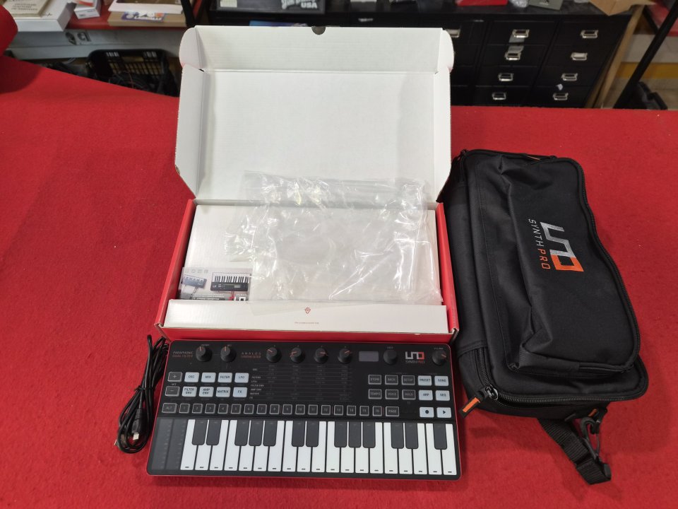 Sintetizador UNO synth pro de segunda mano · Foto 2 de 5 · Girona · 220 €
