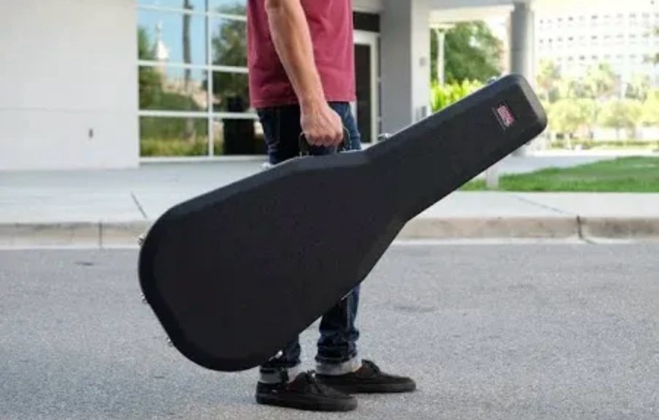 Estuche rígido Gator Deluxe para guitarra clásica.