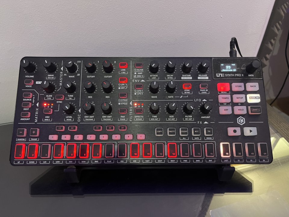 Uno Synth Pro x + bancos (env incl) de segunda mano · Foto 1 de 3 · Cádiz · 300 €
