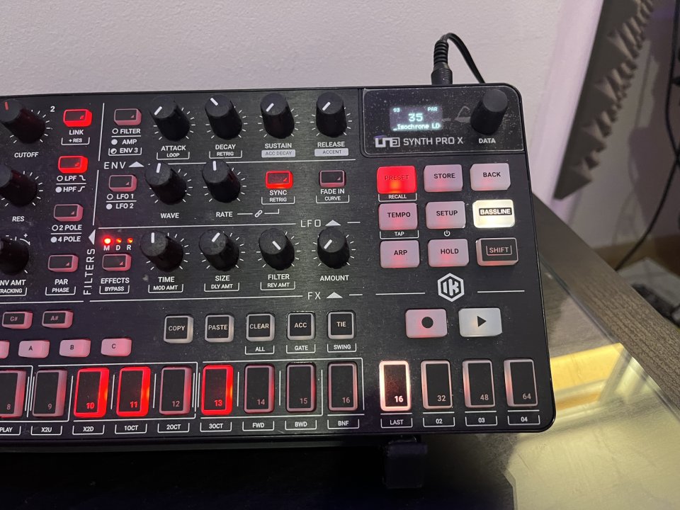 Uno Synth Pro x + bancos (env incl) de segunda mano · Foto 2 de 3 · Cádiz · 300 €