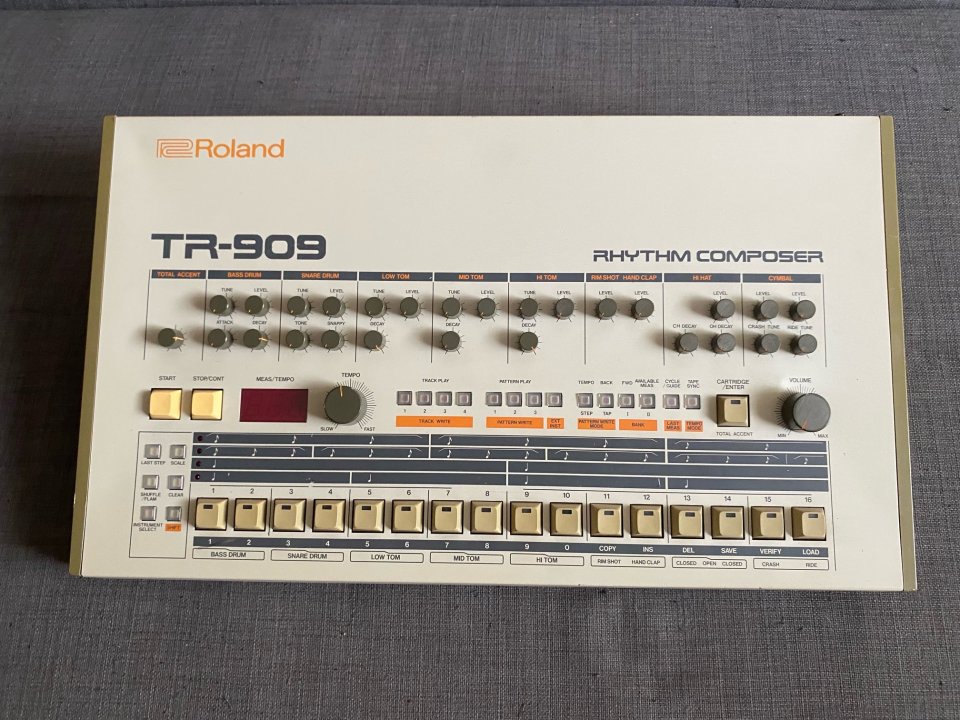 Roland TR909 de segunda mano · Foto 1 de 7 · Barcelona · 4000 €