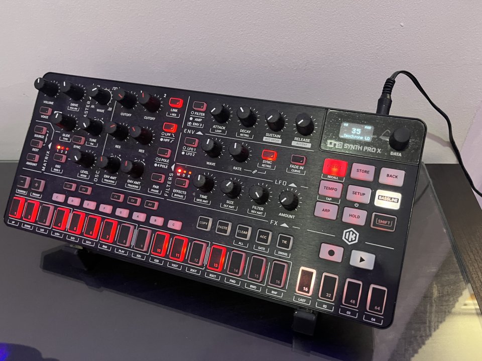 Uno Synth Pro x + bancos (env incl) de segunda mano · Foto 3 de 3 · Cádiz · 300 €