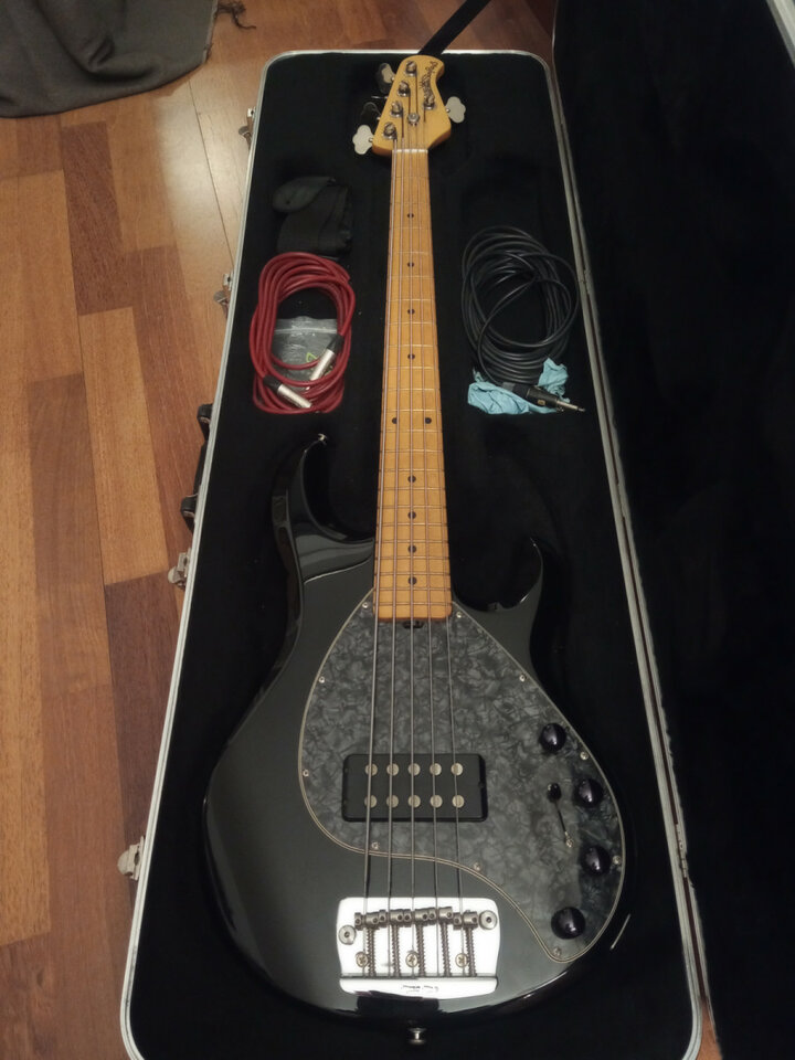 Bajo eléctrico Musican Stingray 5 cuerdas H, americano.
