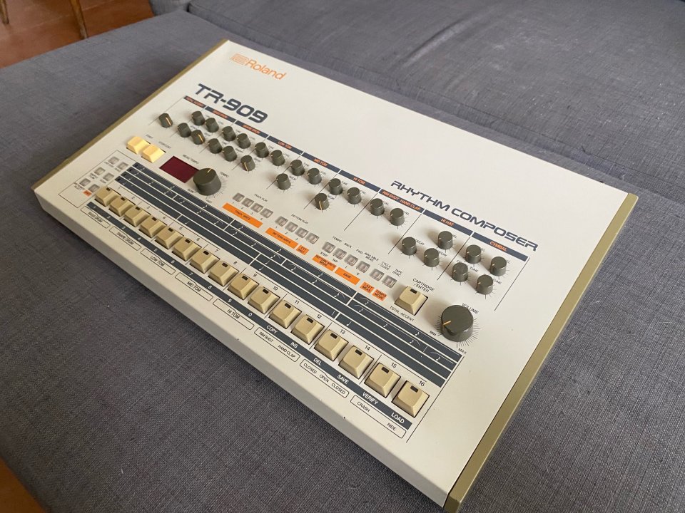 Roland TR909 de segunda mano · Foto 3 de 7 · Barcelona · 4000 €