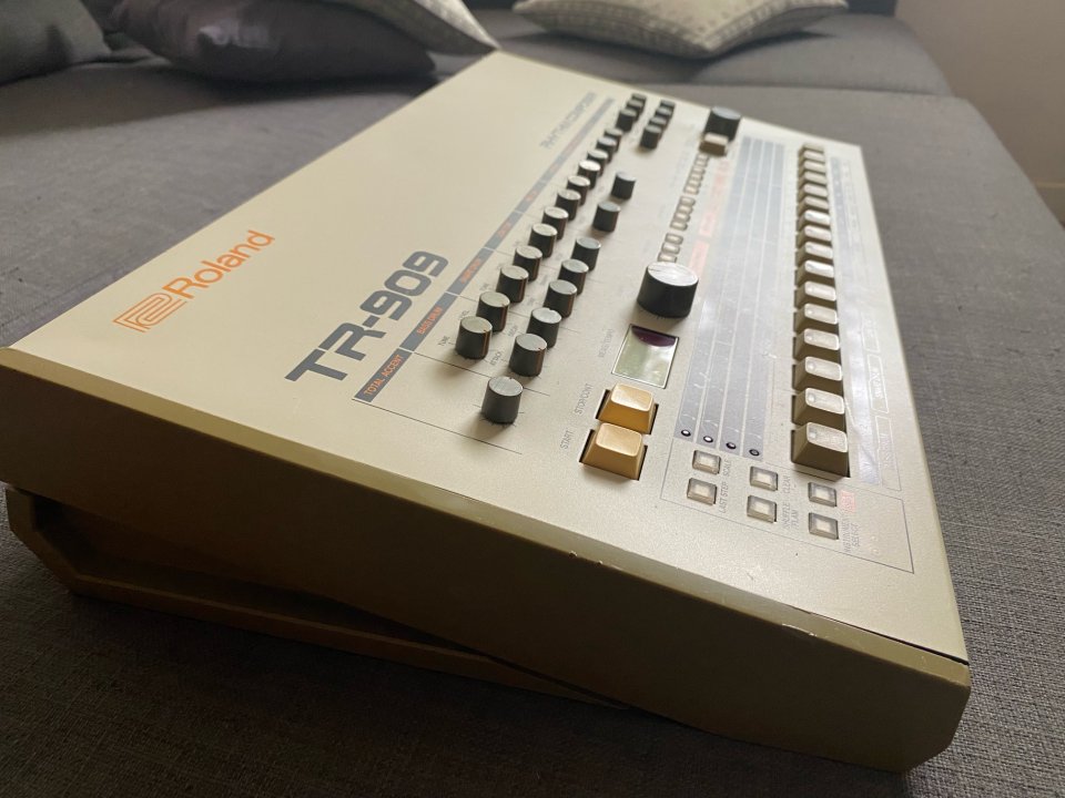 Roland TR909 de segunda mano · Foto 4 de 7 · Barcelona · 4000 €