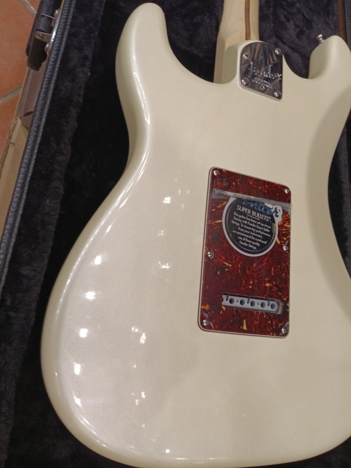 Fender American Deluxe Strat Olympic White Pearl 2009. usa de segunda mano · Foto 7 de 10 · Barcelona · 1500 €