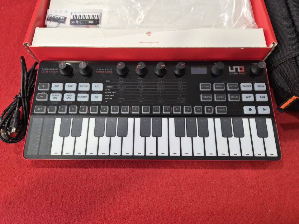 Sintetizador UNO synth pro de segunda mano · Foto 3 de 5 · Girona · 220 €