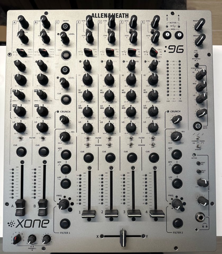 Xone 96 + embalaje original y repuestos